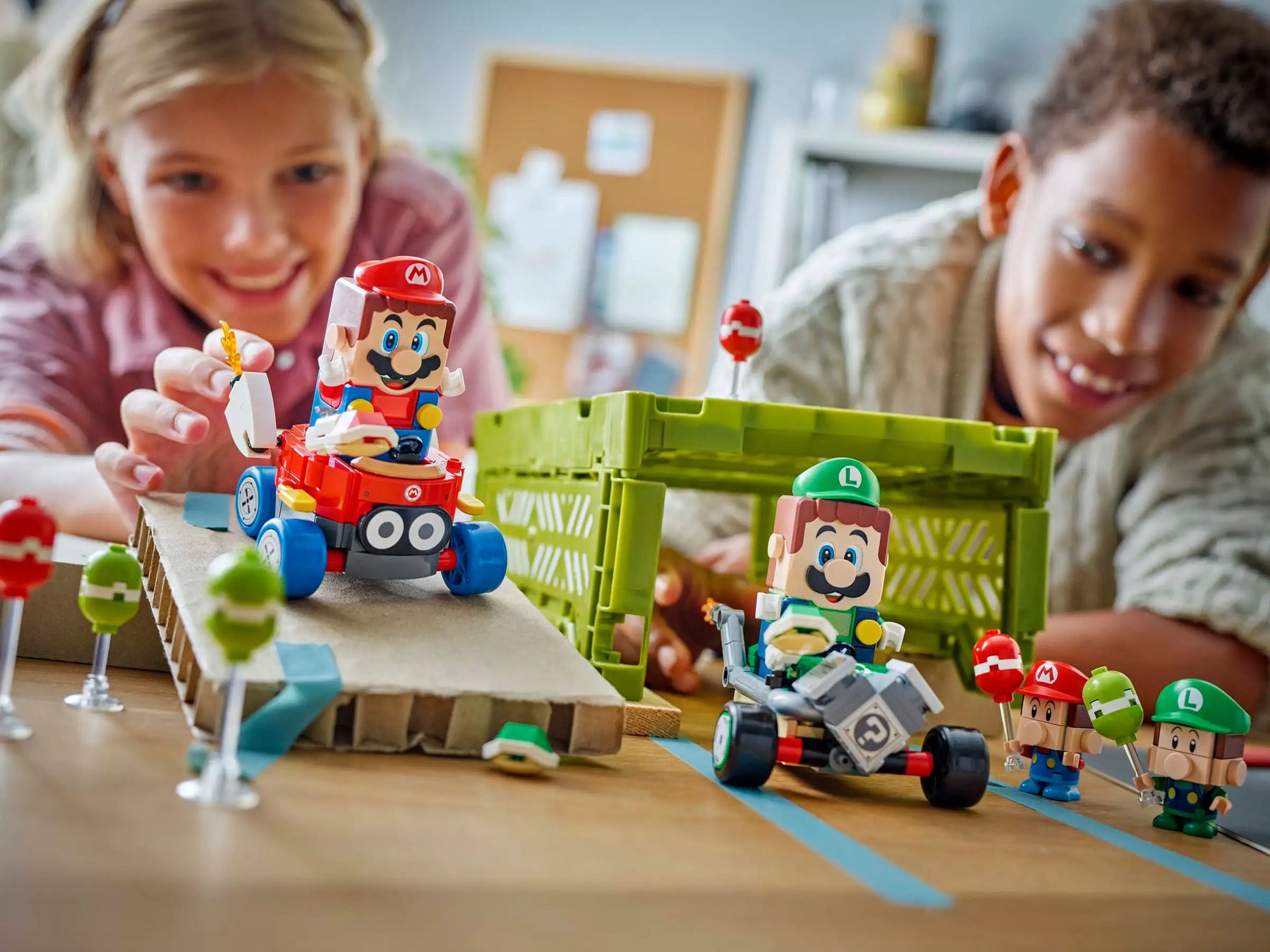 LEGO 72034 Mario Kart™ – Baby Mario Vastaan Baby Luigi