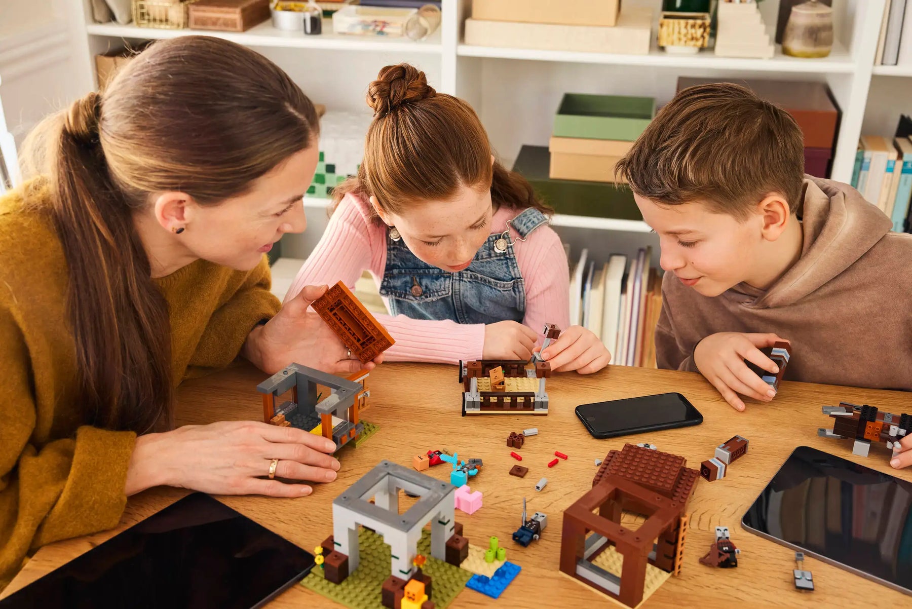 LEGO Minecraft 21278 Ryöstelijöiden Etuvartioasema ja Tuhokylvyri
