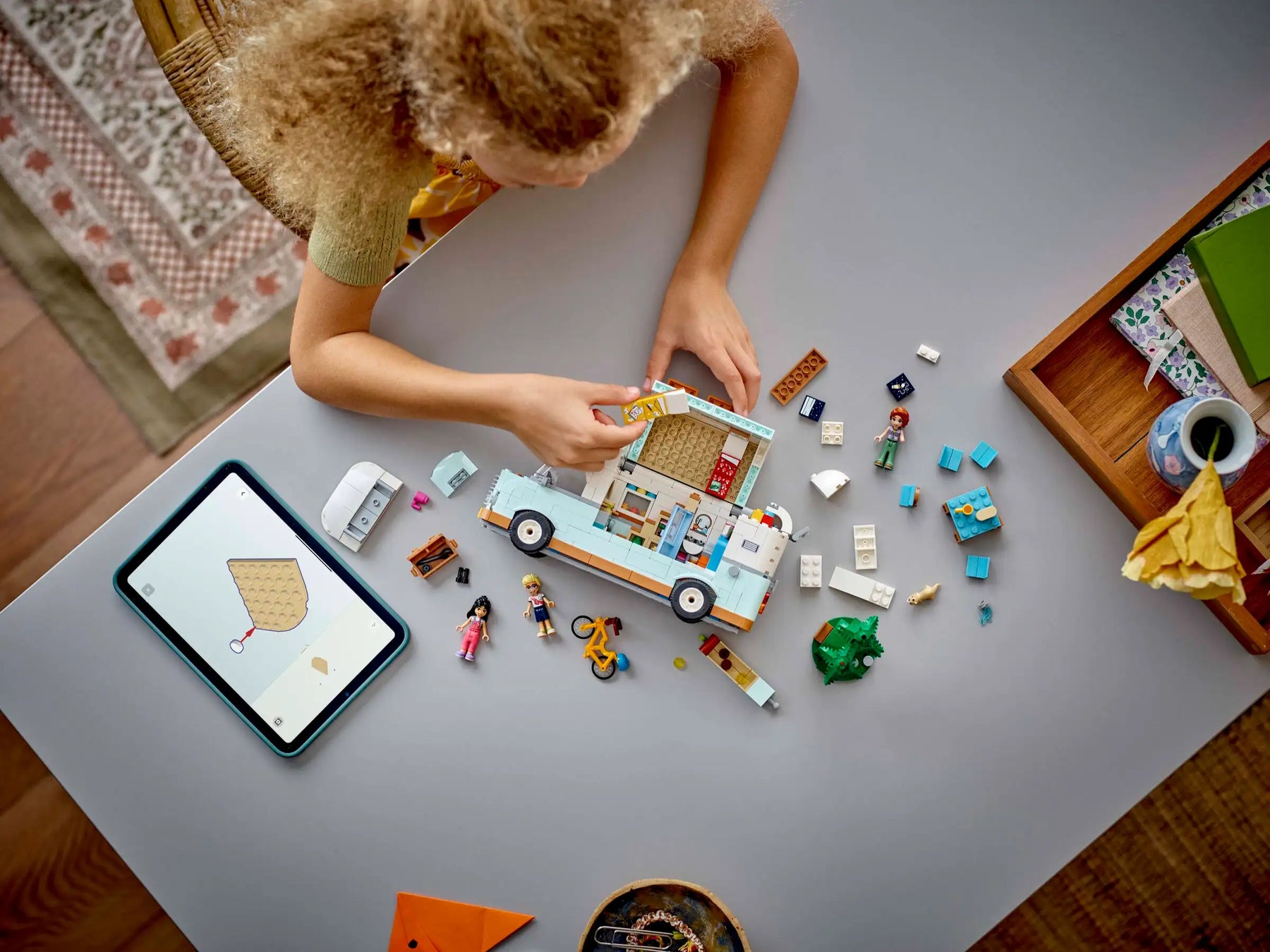LEGO Friends 42663 Ystävien Seikkailu Matkailuautolla