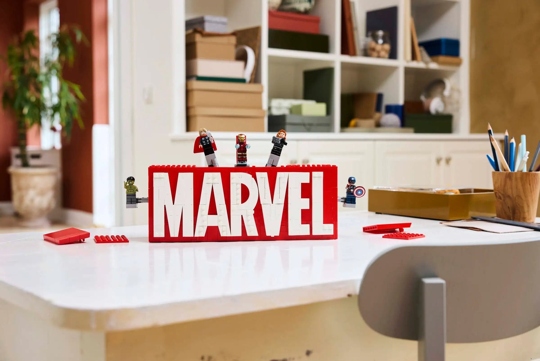 LEGO 76313 MARVEL-logo ja Minihahmot
