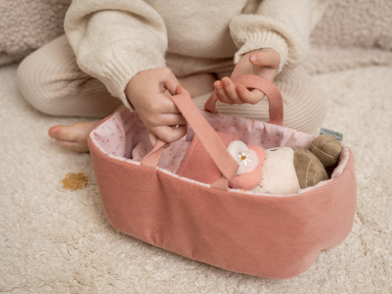 Little Dutch Pehmeä Tyttönukke "Mollamaija" Kantokassissa Rosa