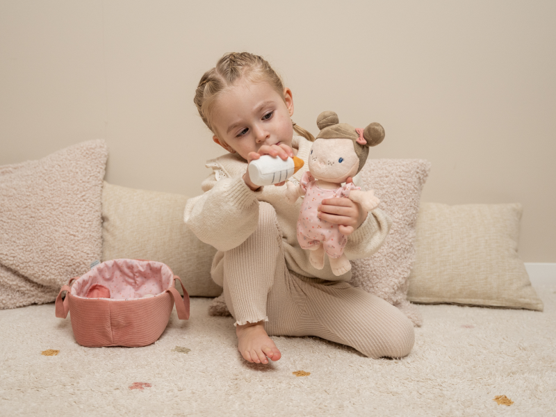 Little Dutch Pehmeä Tyttönukke "Mollamaija" Kantokassissa Rosa