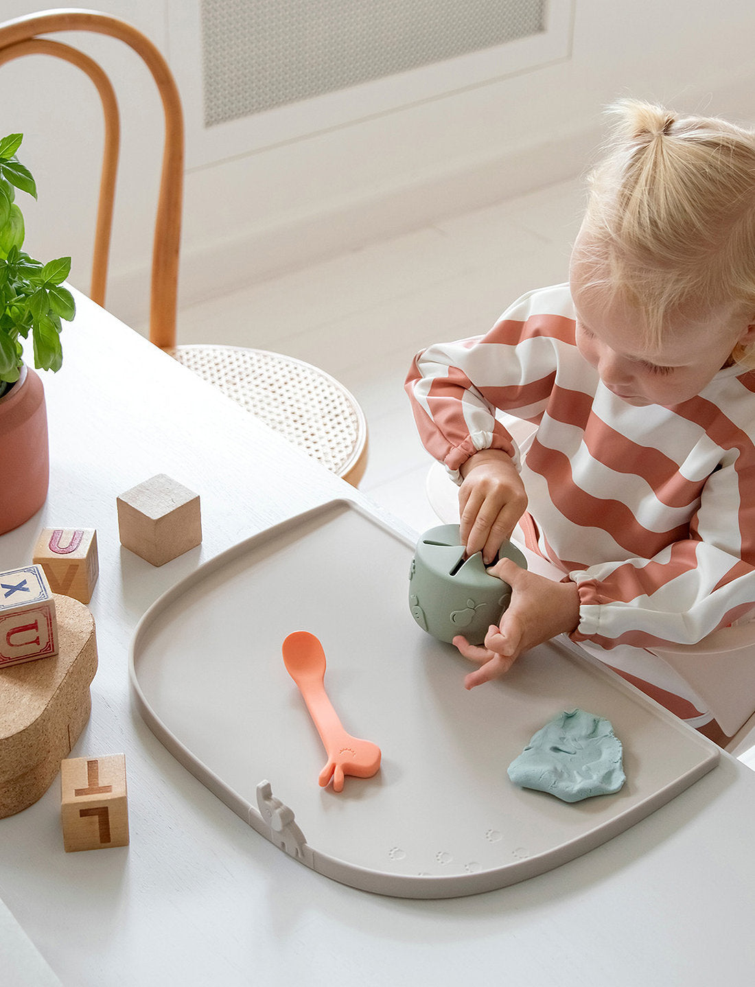 Done by Deer Raidallinen Ruokalappu Hihoilla Blue