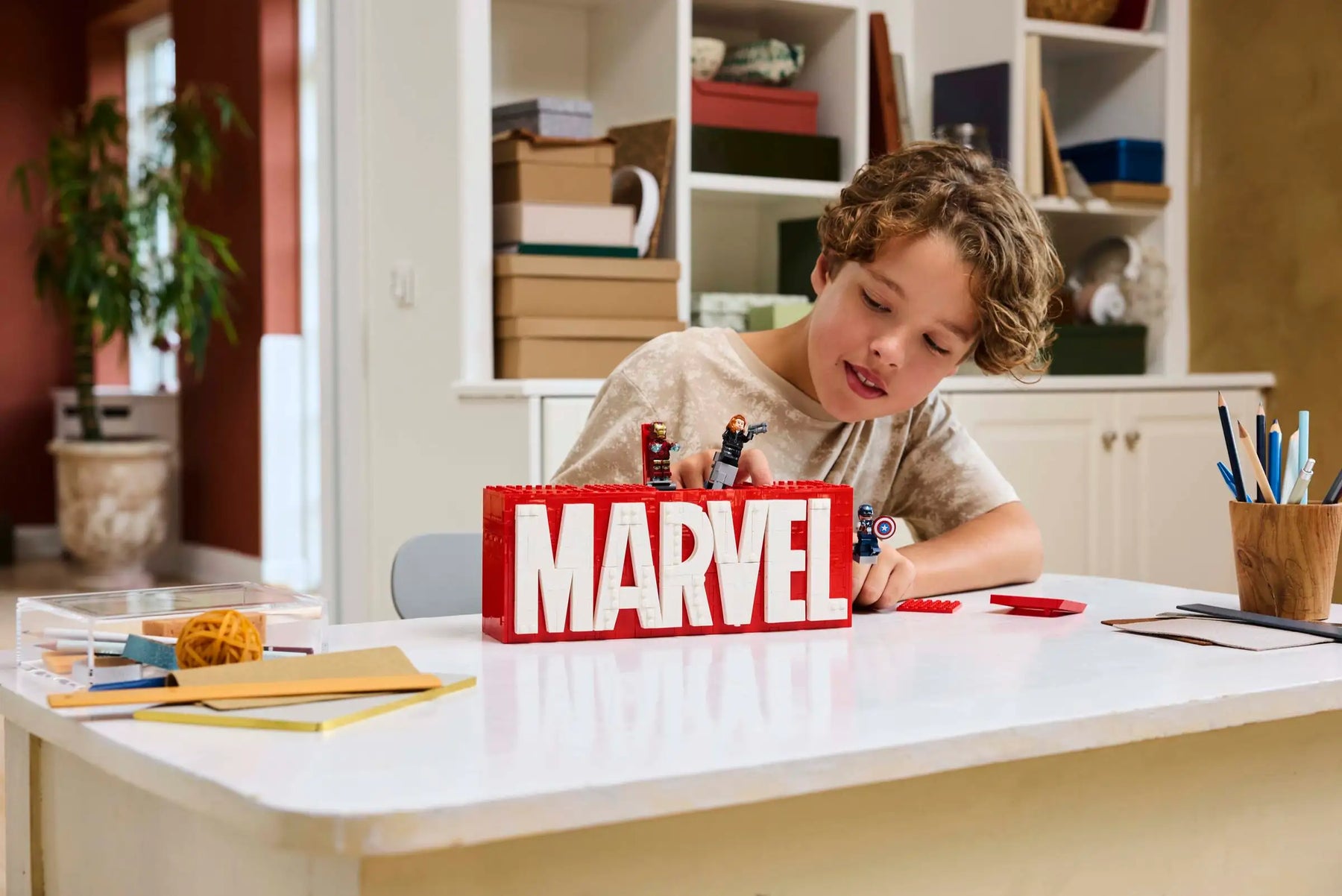 LEGO 76313 MARVEL-logo ja Minihahmot