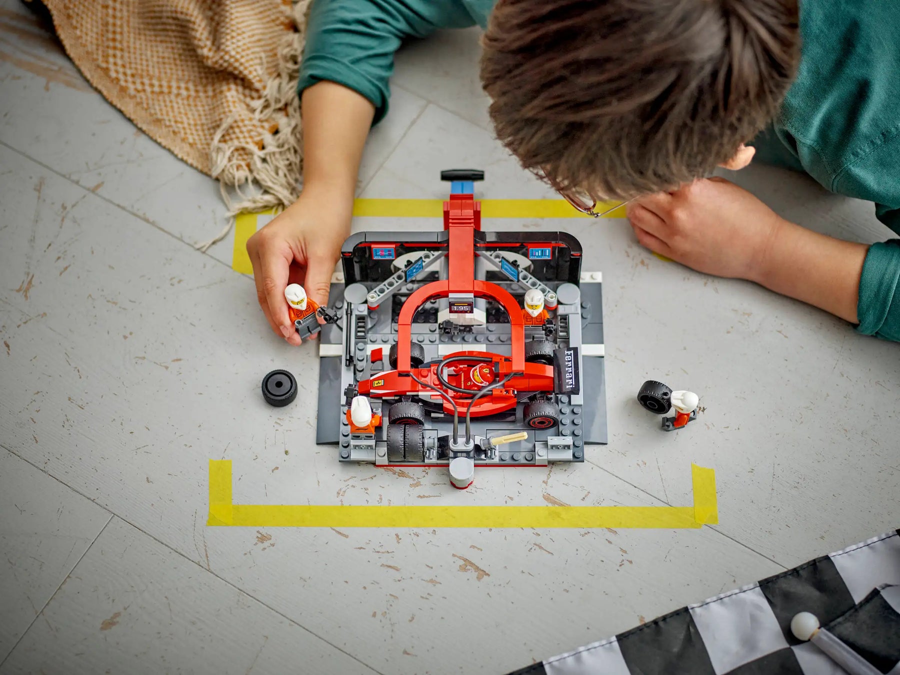 LEGO City 60443 F1®-Varikkopysähdys ja Varikkomiehistö sekä Ferrari-auto