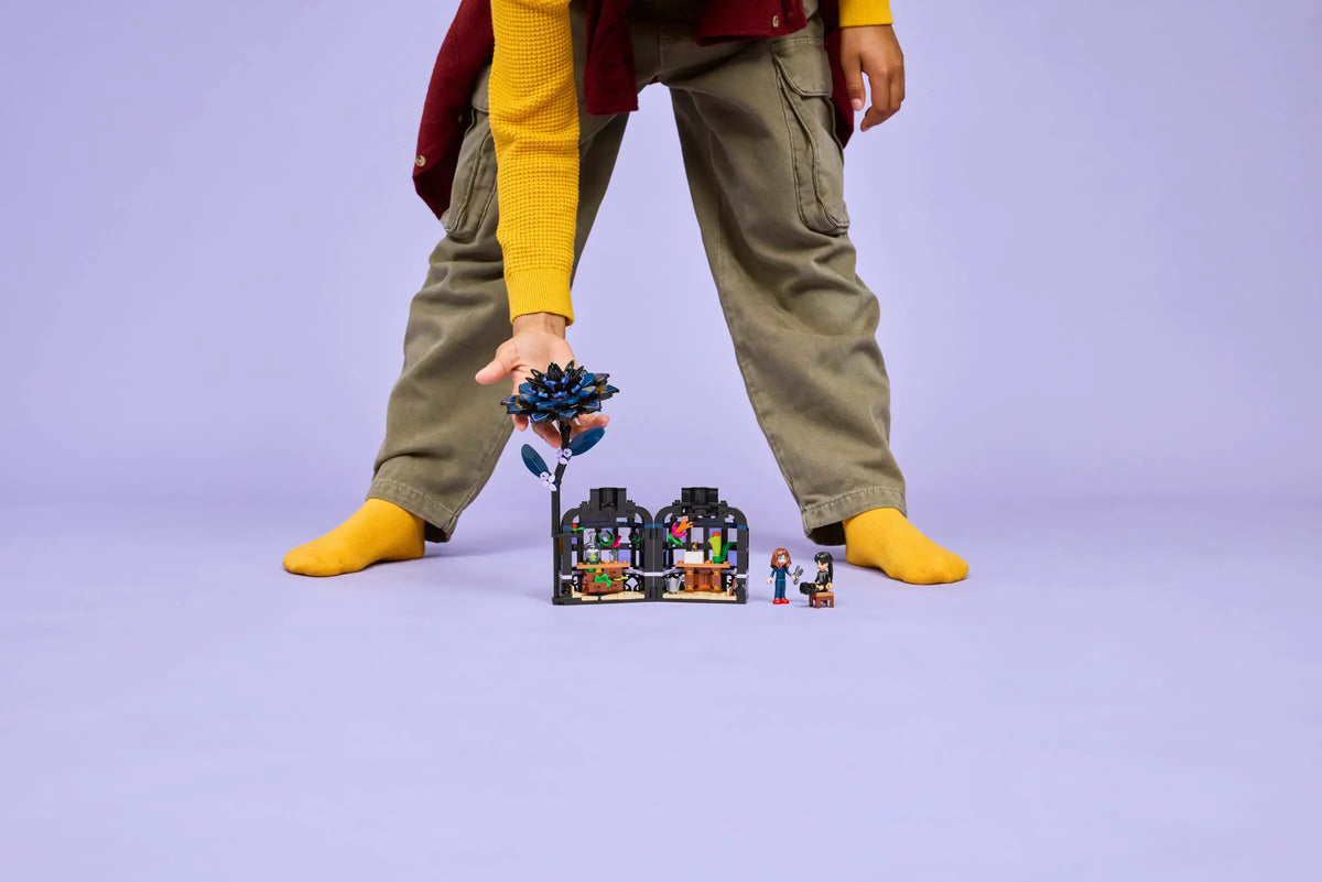 LEGO Wednesday 76784 Musta Daalia