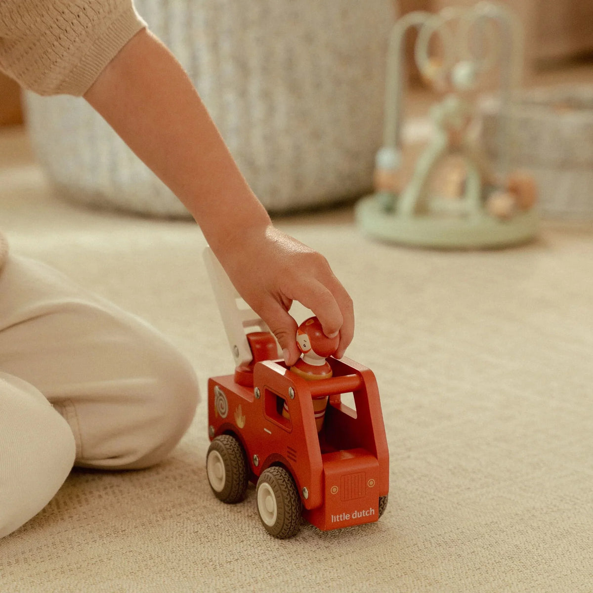 Little Dutch Puinen Paloauto Hahmolla