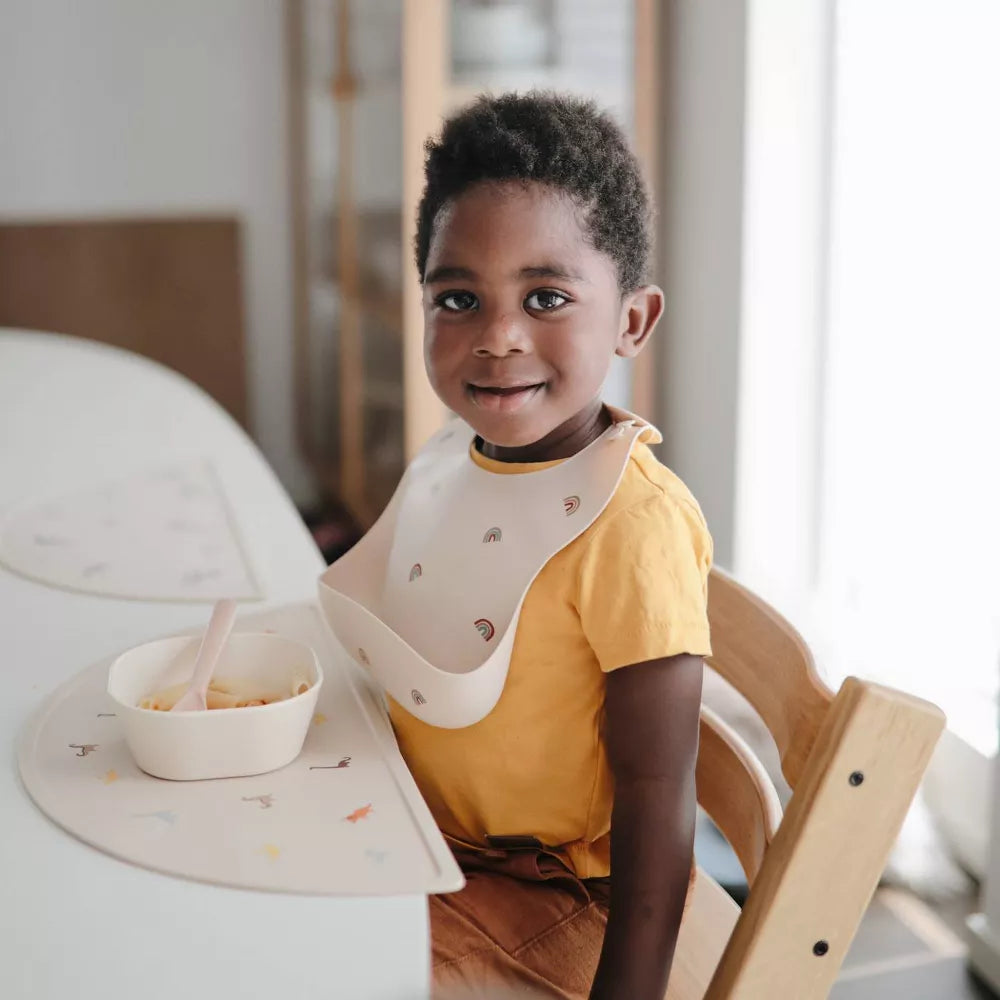 Mushie Silikoninen Ruokalappu Sateenkaari