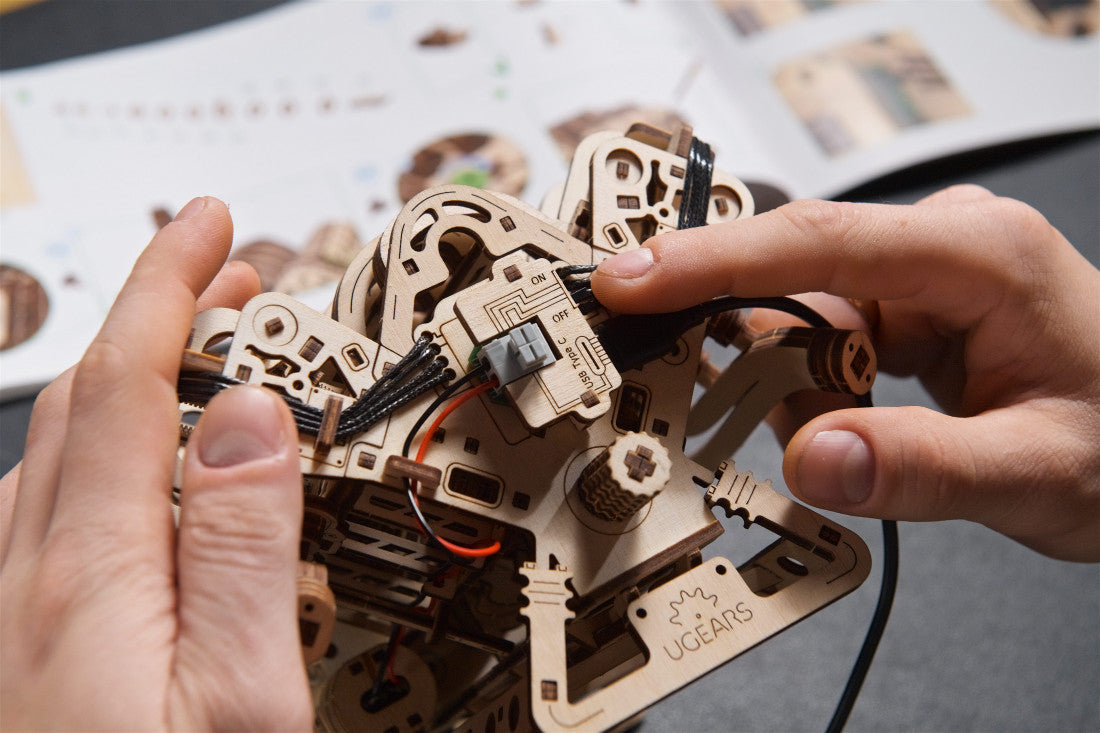 Ugears Rakennussarja V8 Engine