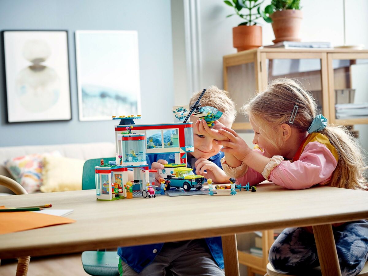 LEGO City 60330 Sairaala