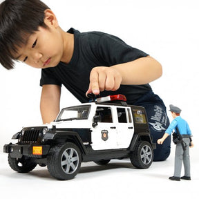 Bruder Jeep Wrangler Poliisiauto äänellä ja valolla sekä hahmolla 1:16
