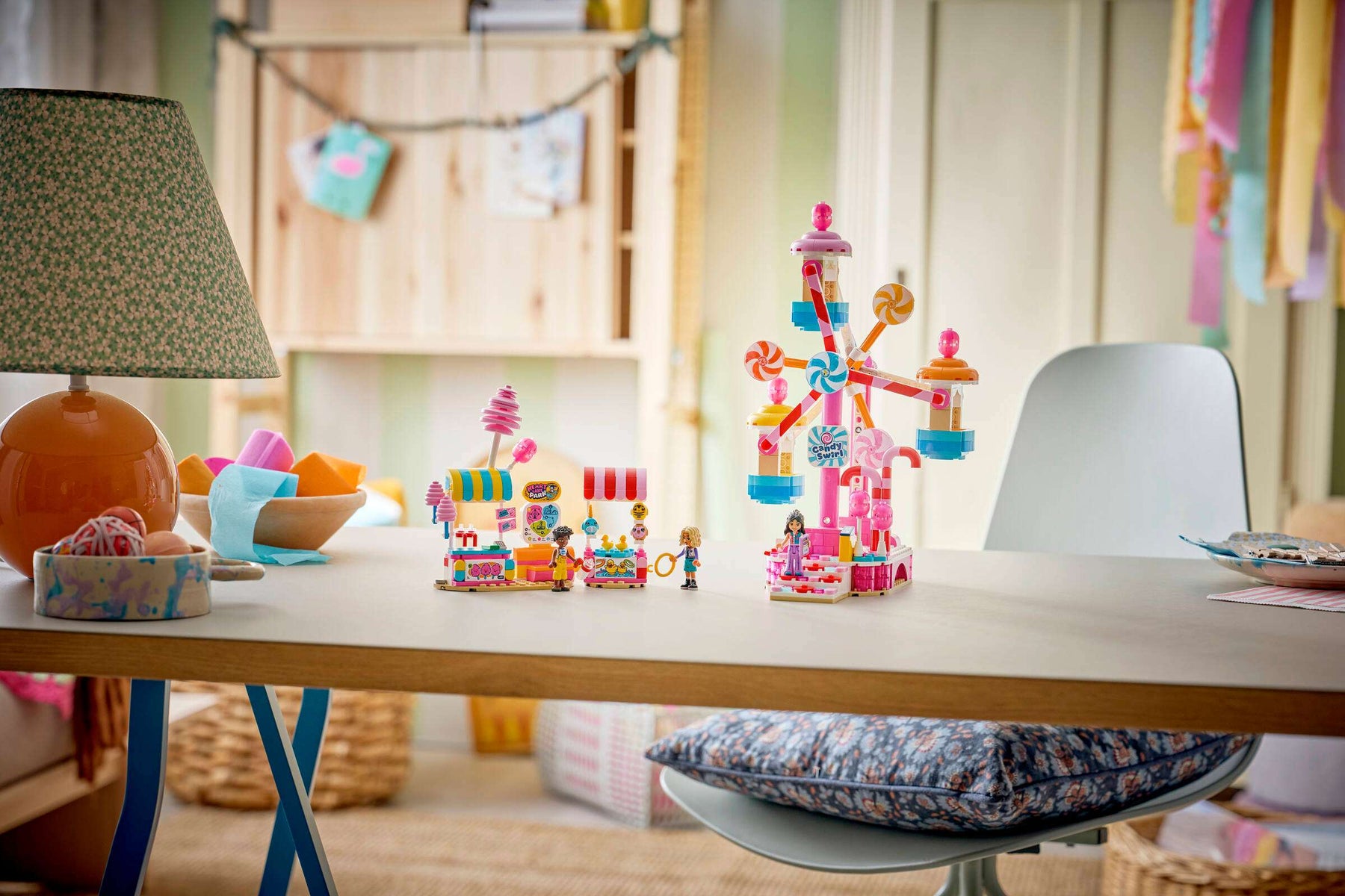 Lego Friends 42700 Karkkien ja Kuppikakkujen Koristama Maailmanpyörä