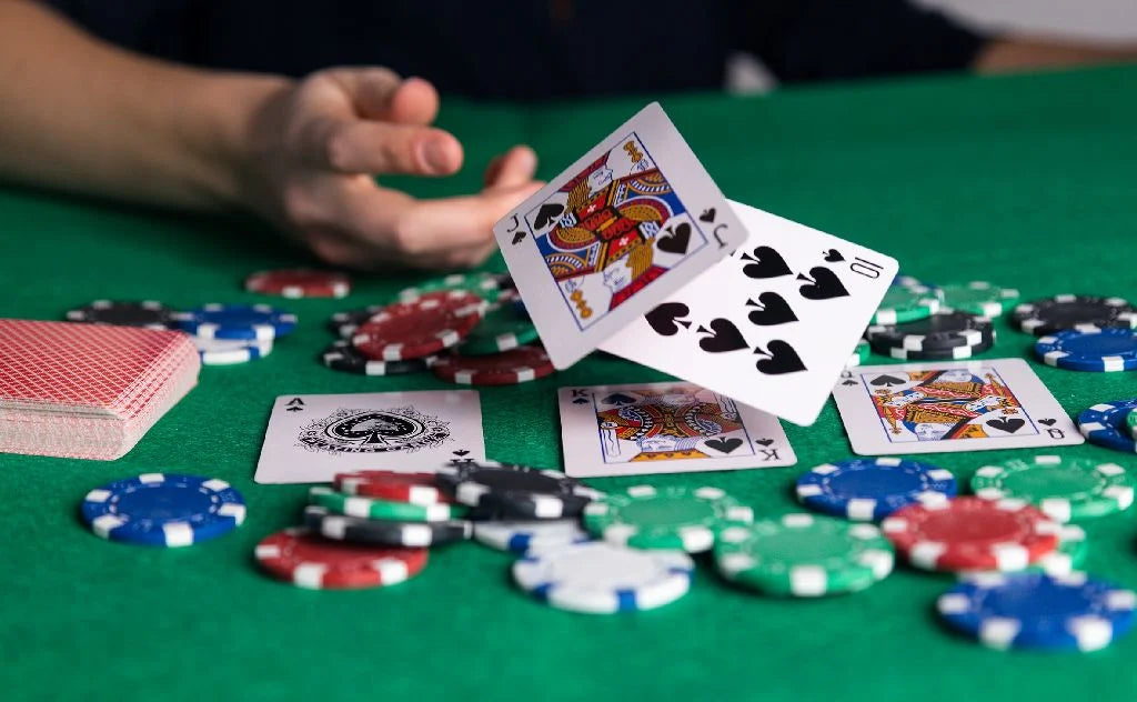Glown Games Alumiininen Pokerisalkku 300 Pelimerkillä