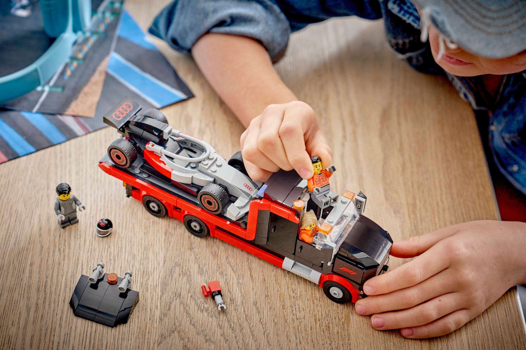 LEGO City 60493 F1-kuljetusauto ja Audi F1 ‑kilpa-auto