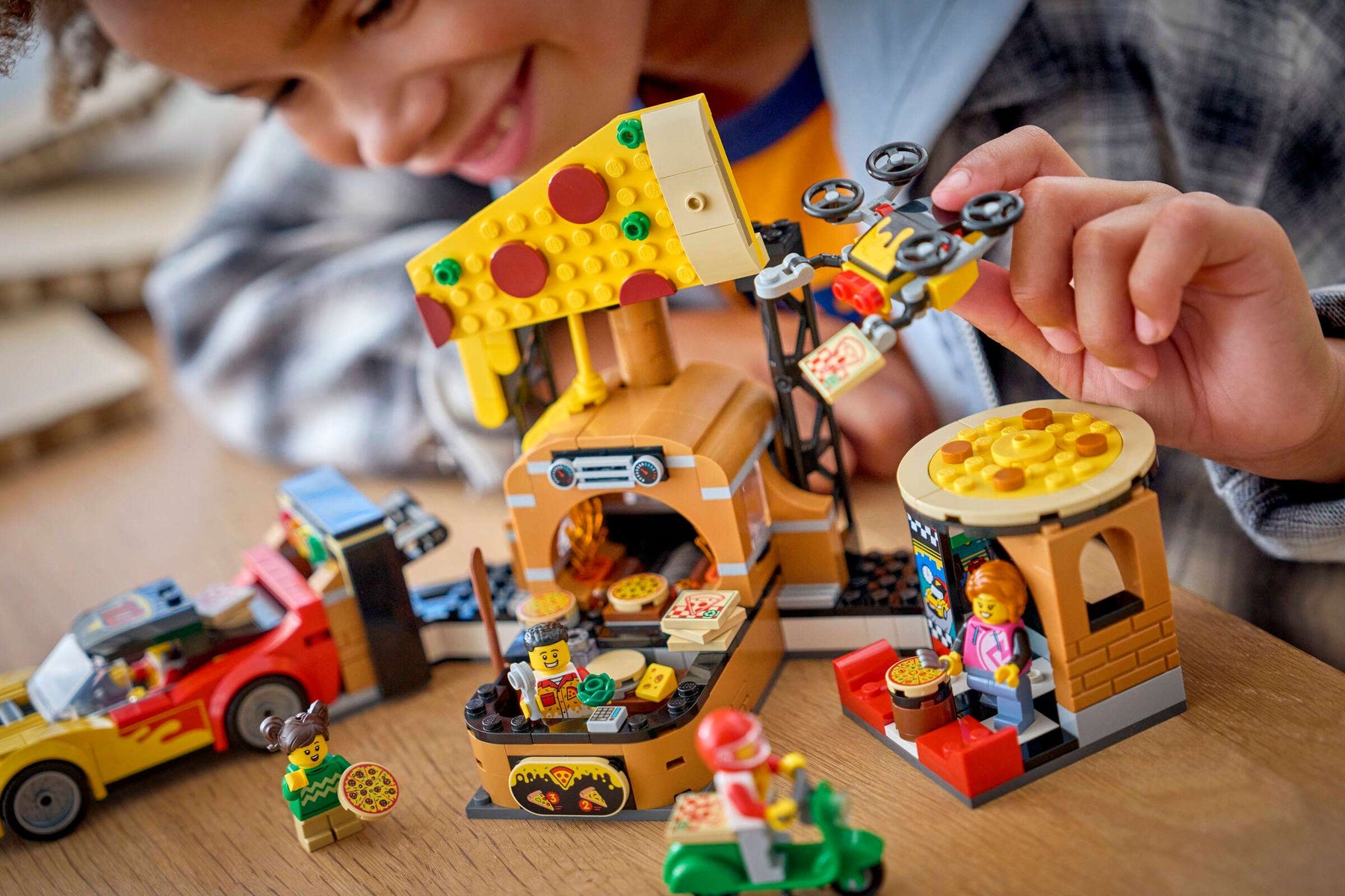 vLEGO City 60496 Pizzaravintola ja Toimituskulkuneuvot