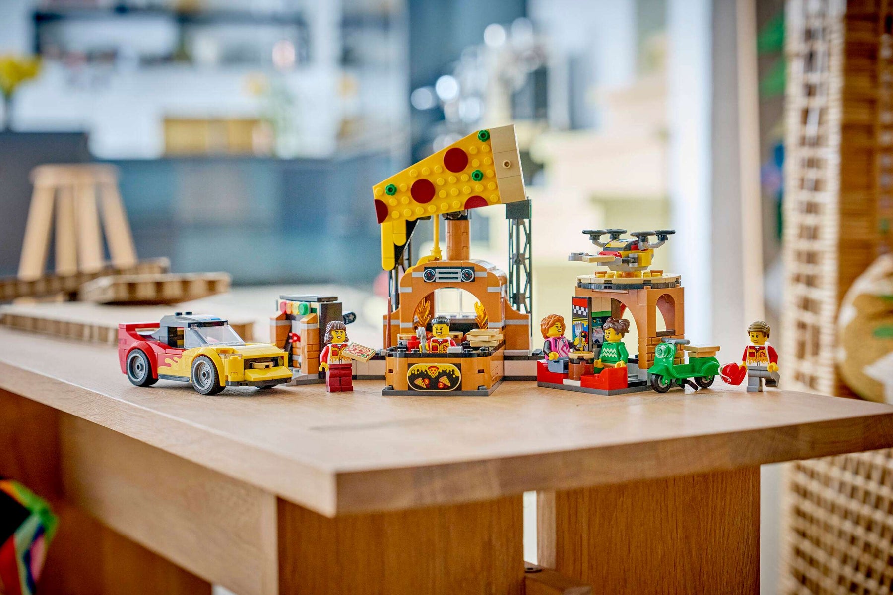 LEGO City 60496 Pizzaravintola ja Toimituskulkuneuvot