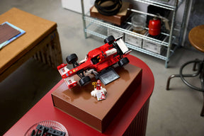 LEGO Icons 11375 Ferrari F2004 ja Michael Schumacher