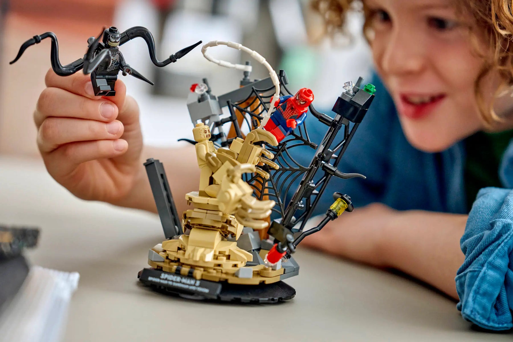 LEGO Marvel 76334 Eeppinen Taistelu: Spider-Man Vastaan Sandman