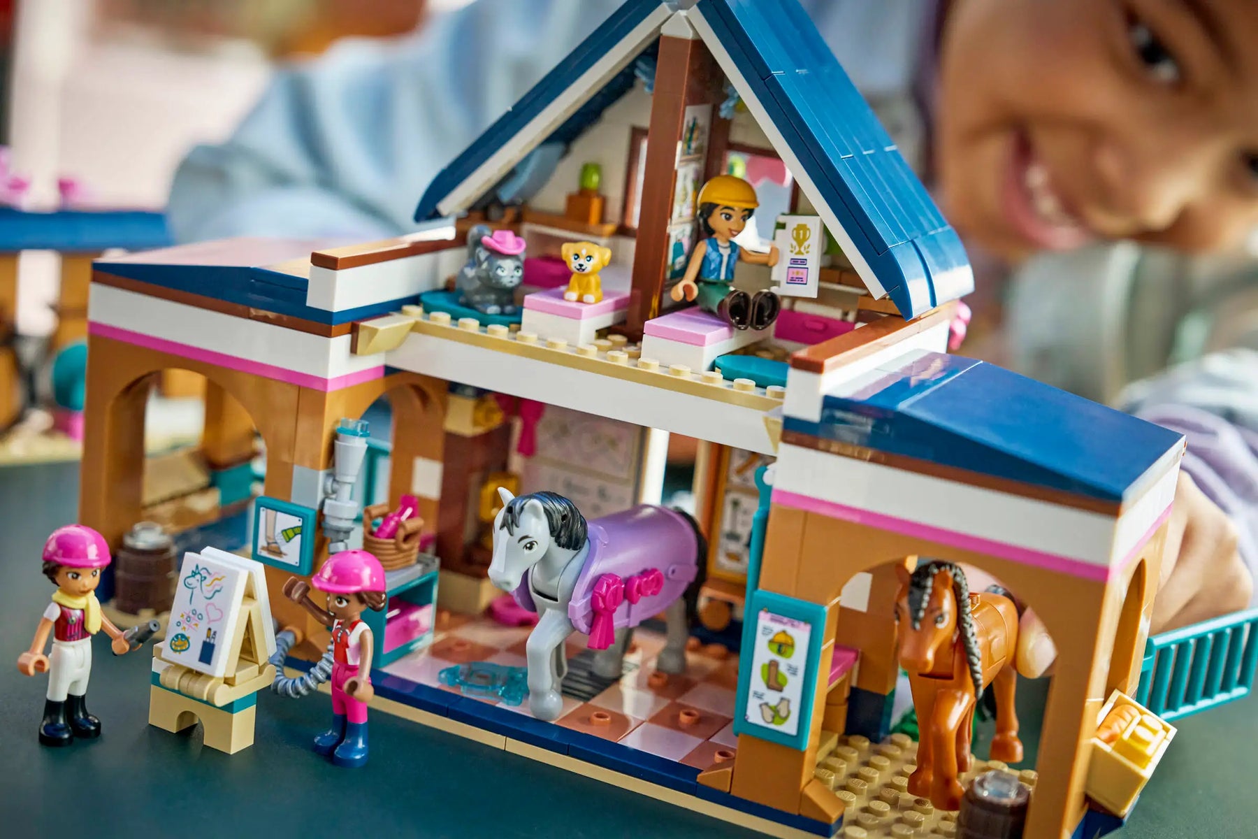 Lego Friends 42688 Hevostalli ja Ratsastuskoulu