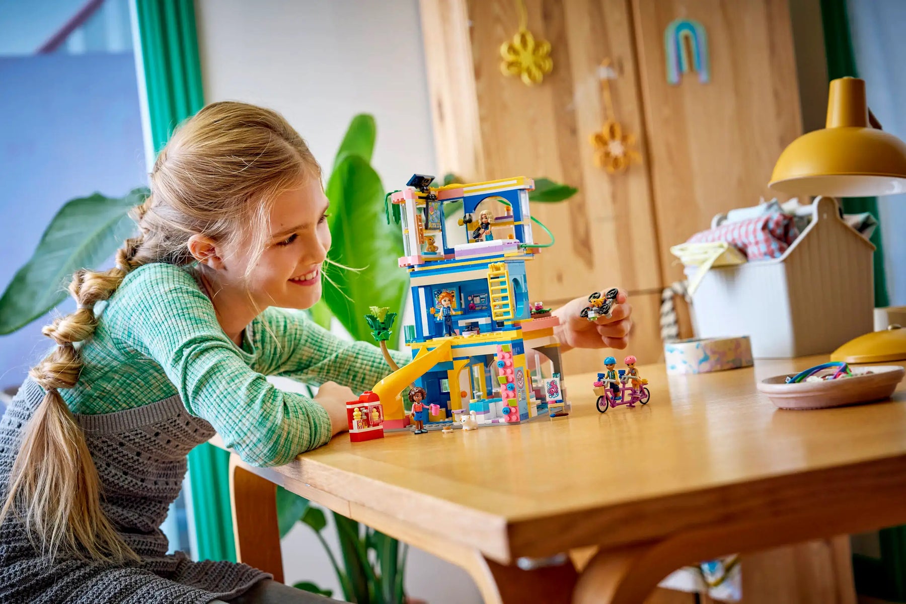 Lego Friends 42689 Heartlake Cityn Ystävysten Kerhotalo
