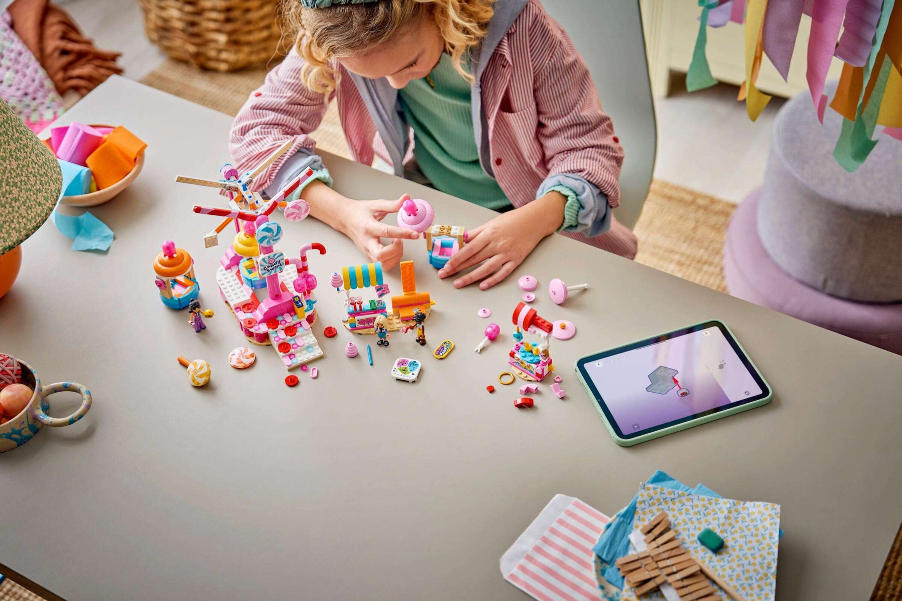 Lego Friends 42700 Karkkien ja Kuppikakkujen Koristama Maailmanpyörä