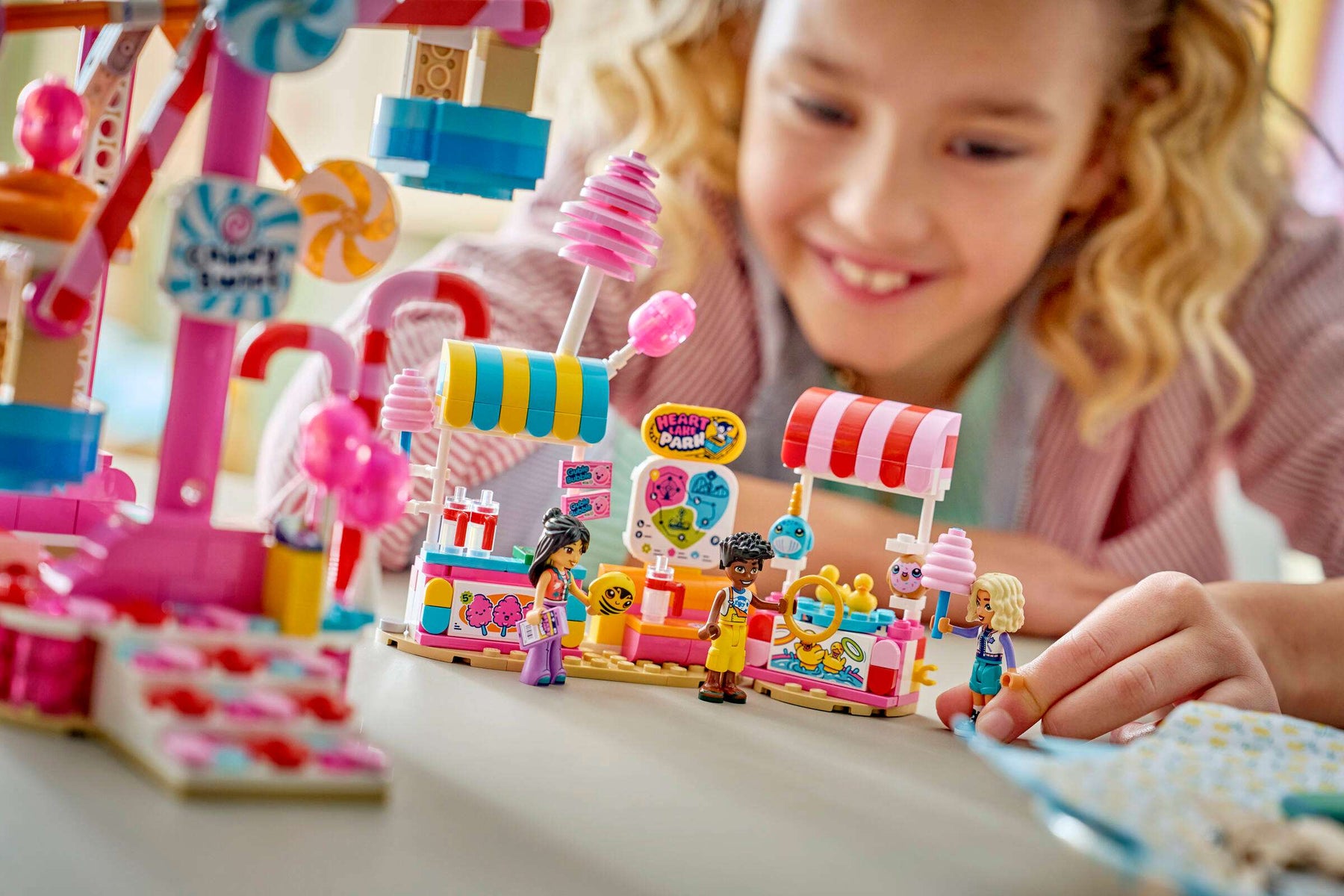 Lego Friends 42700 Karkkien ja Kuppikakkujen Koristama Maailmanpyörä