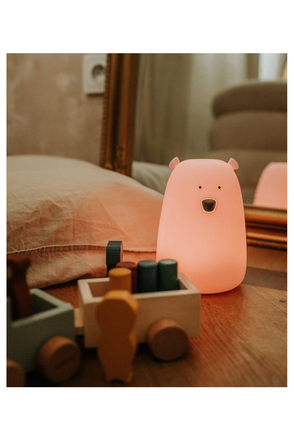 Rabbit and Friends Nalle Yövalo Vaaleanpunainen