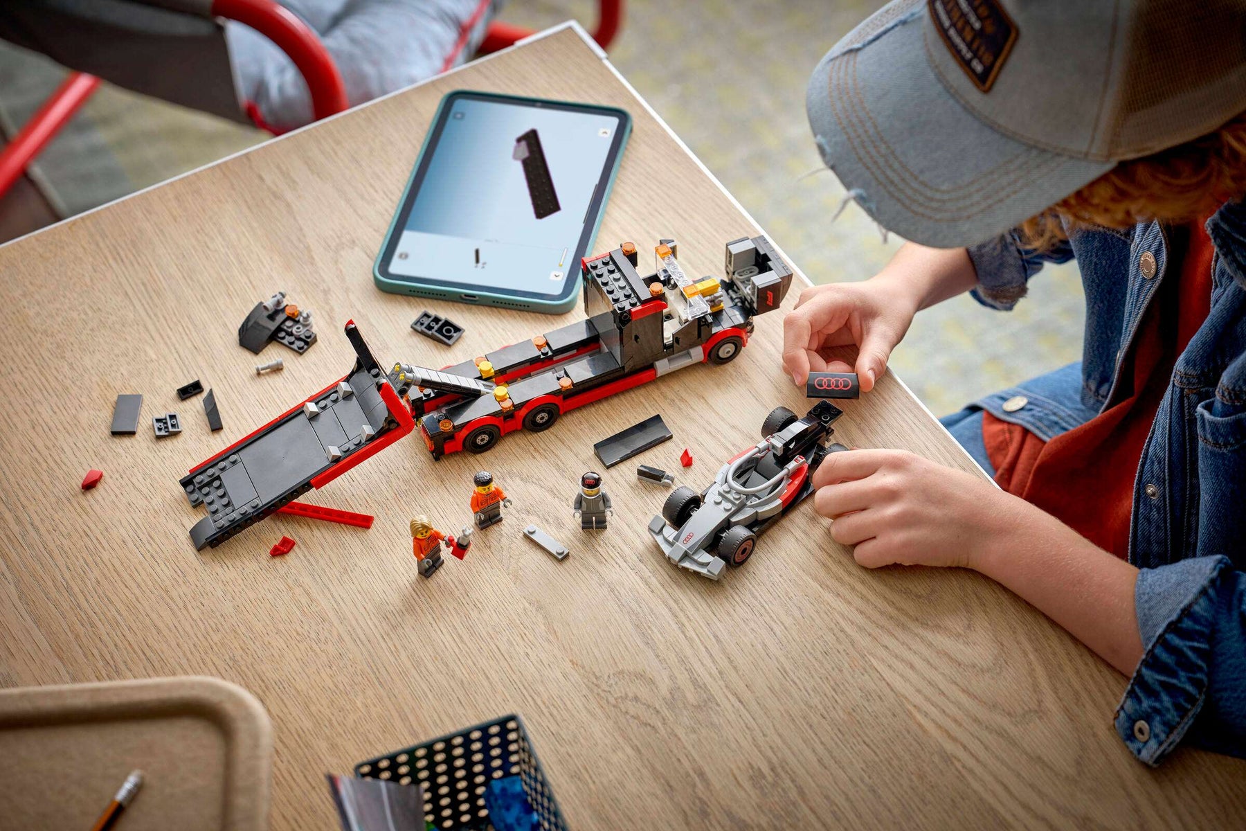 LEGO City 60493 F1-kuljetusauto ja Audi F1 ‑kilpa-auto