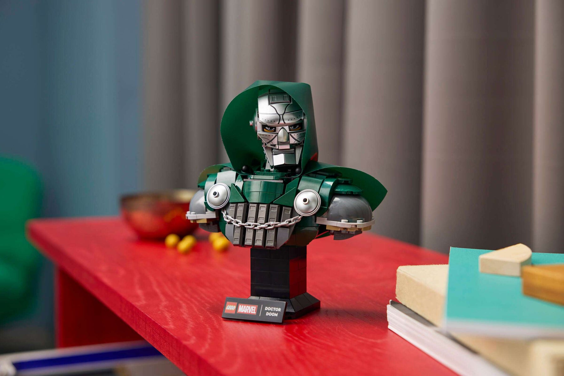 LEGO 76345  Marvel Tohtori Doomin Rintakuva