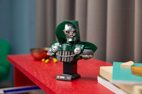 LEGO 76345  Marvel Tohtori Doomin Rintakuva